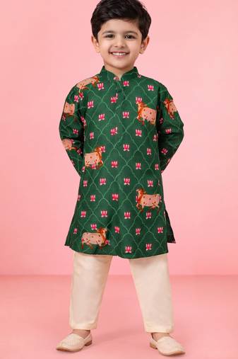 boys green pichwai print cotton kurta with cream pyjama     wedding & festive wear
