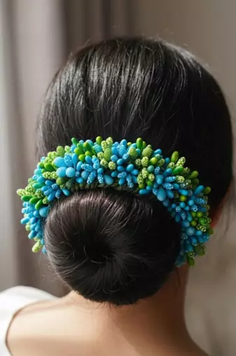 Green and blue pollens hair gajra