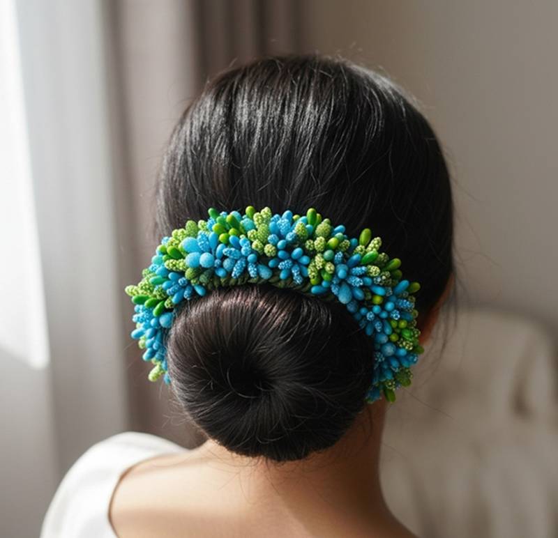 Green and blue pollens hair gajra