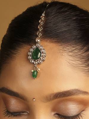 green stone kundan drop maang tikka in gold tone 5