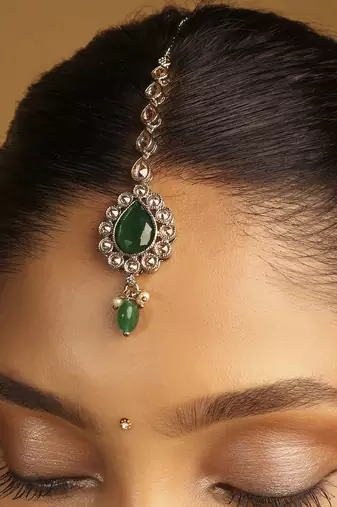 green stone kundan drop maang tikka in gold tone