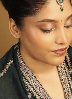 green stone kundan drop maang tikka in gold tone 6