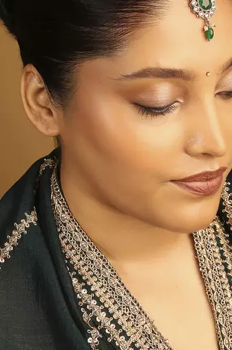 green stone kundan drop maang tikka in gold tone