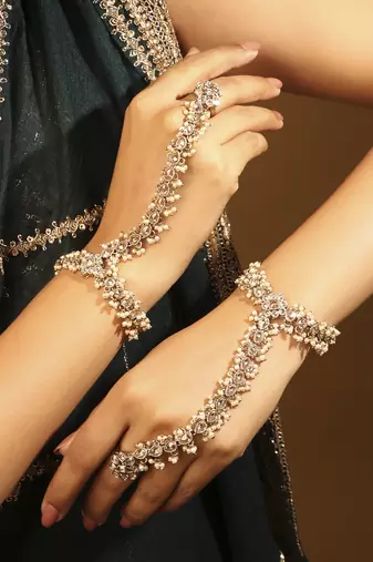 gold plated pearl hathphool set with floral & oval design 