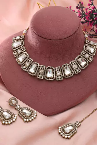 white color kundan necklace set minimal design
