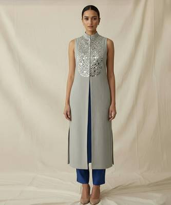 Grey embroidered raw silk kurta set 2