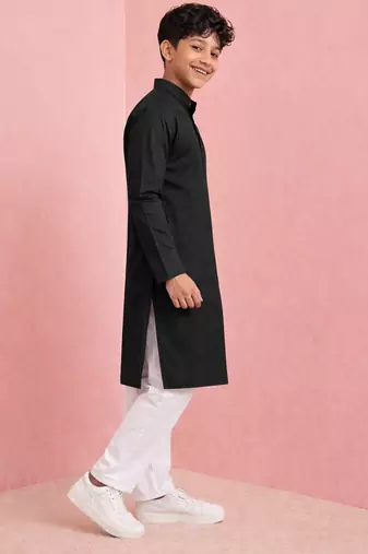boys black kurta pyjama set with jai shree ram print	