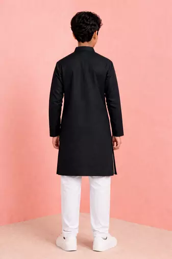 boys black kurta pyjama set with jai shree ram print	