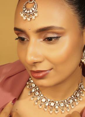 Round & oval shape white kundan stone gold plated brass choker necklace set with maang tikkka for women 2