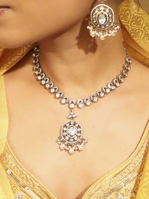 white brass choker necklace with round kundan work 3