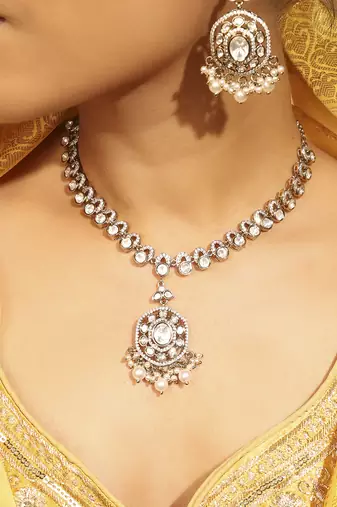 white brass choker necklace with round kundan work