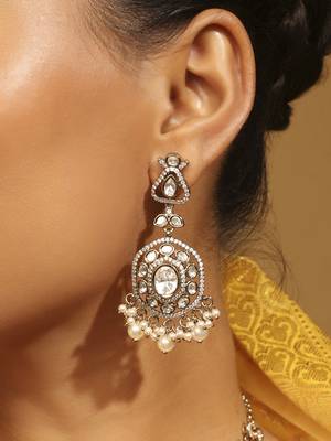 white brass choker necklace with round kundan work 4