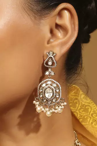 white brass choker necklace with round kundan work