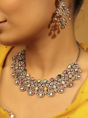 gold brass choker necklace with triangle kundan work 3