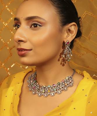 gold brass choker necklace with triangle kundan work 5