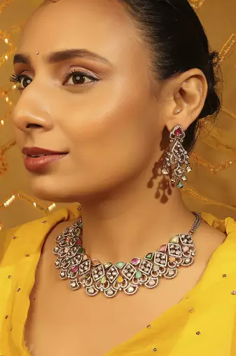 gold brass choker necklace with triangle kundan work