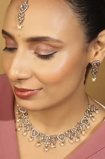 heart & flower design gold tone choker necklace set with maang tikka
