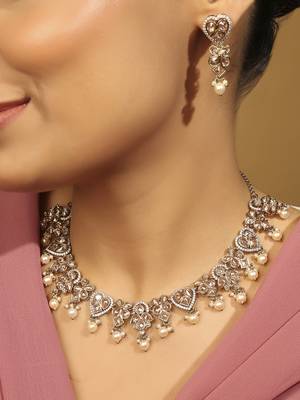 heart & flower design gold tone choker necklace set with maang tikka 6