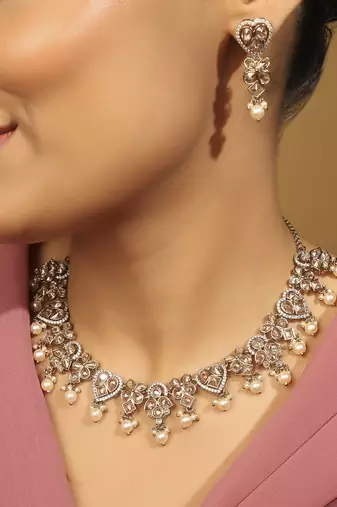 heart & flower design gold tone choker necklace set with maang tikka