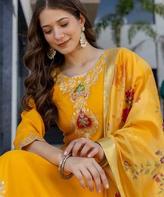 Yellow chanderi heavy thread embroidery work kurta pant set 4