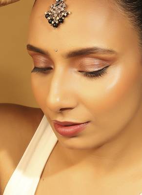 gold plated kundan & black bead maang tikka 5