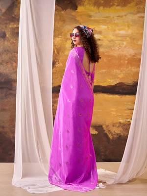 pink crepe weaving saree with  zari border detailing 3