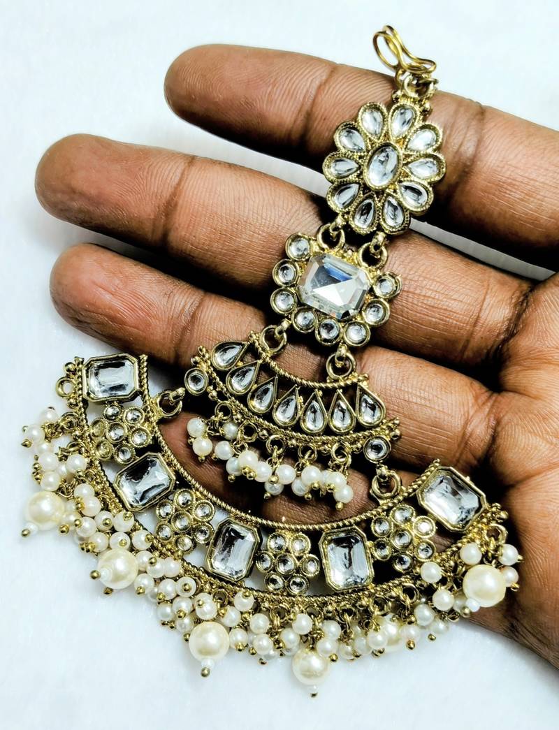 white maang-tikka kundan