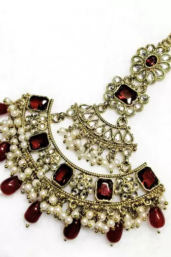 maroon maang-tikka kundan