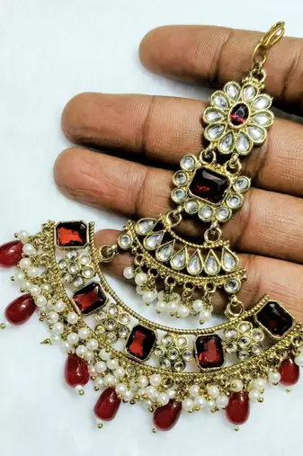maroon maang-tikka kundan