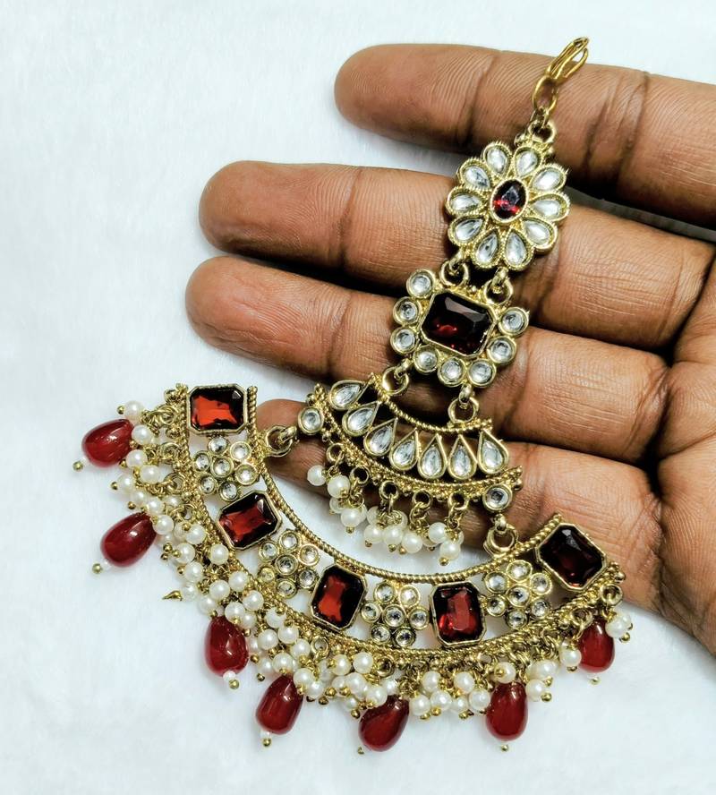 maroon maang-tikka kundan