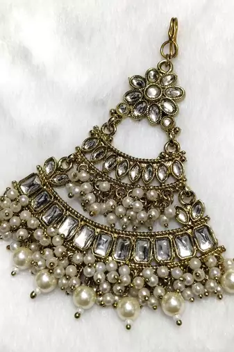 white maang-tikka kundan