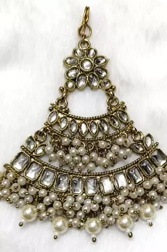white maang-tikka kundan
