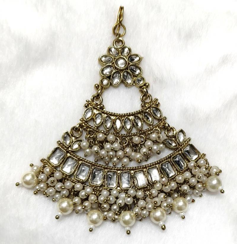 white maang-tikka kundan