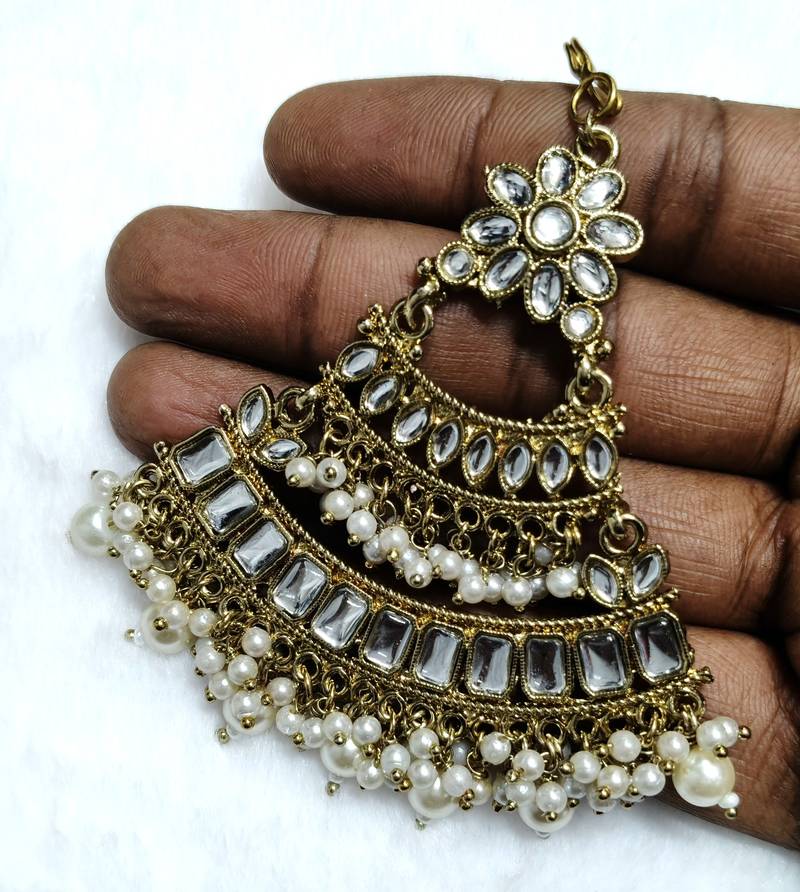 white maang-tikka kundan