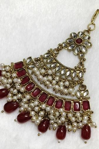 maroon maang-tikka kundan