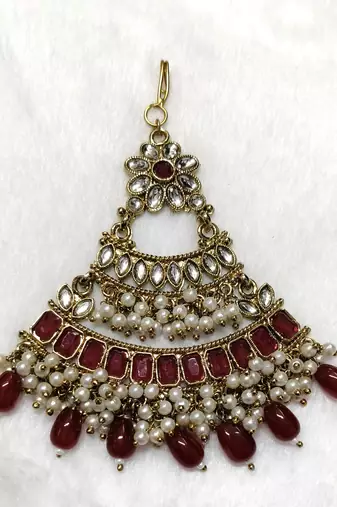 maroon maang-tikka kundan