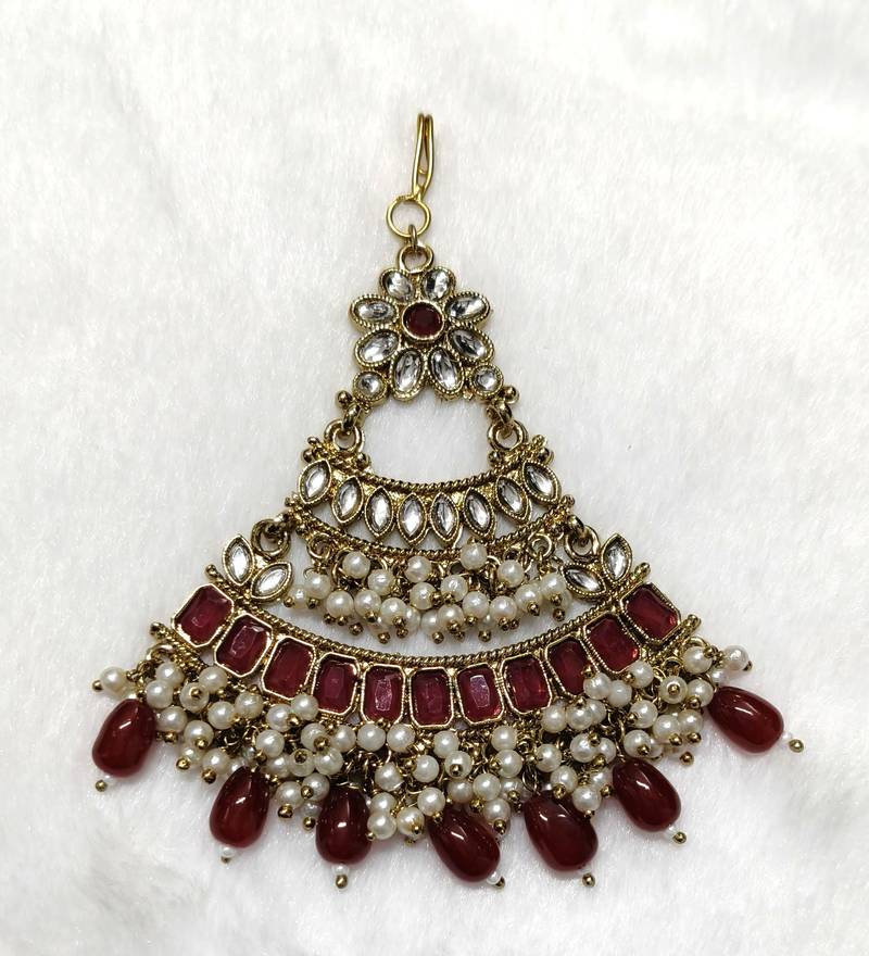 maroon maang-tikka kundan