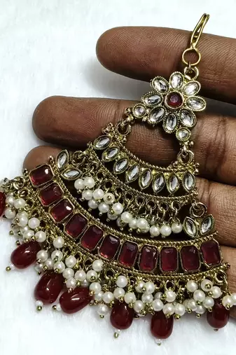 maroon maang-tikka kundan