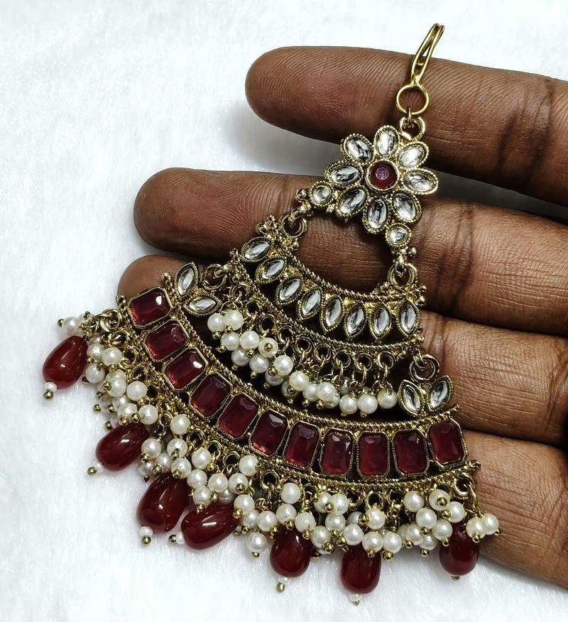 maroon maang-tikka kundan