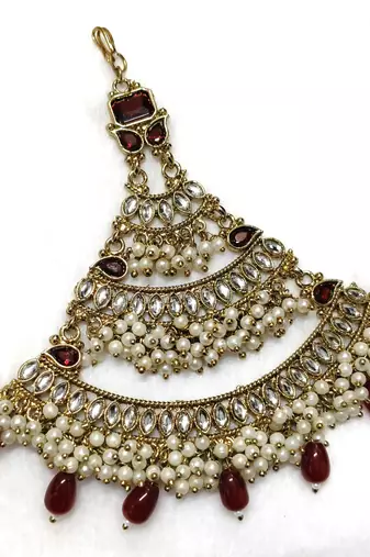 maroon maang-tikka kundan