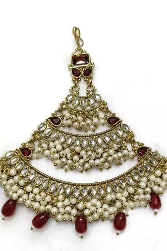 maroon maang-tikka kundan