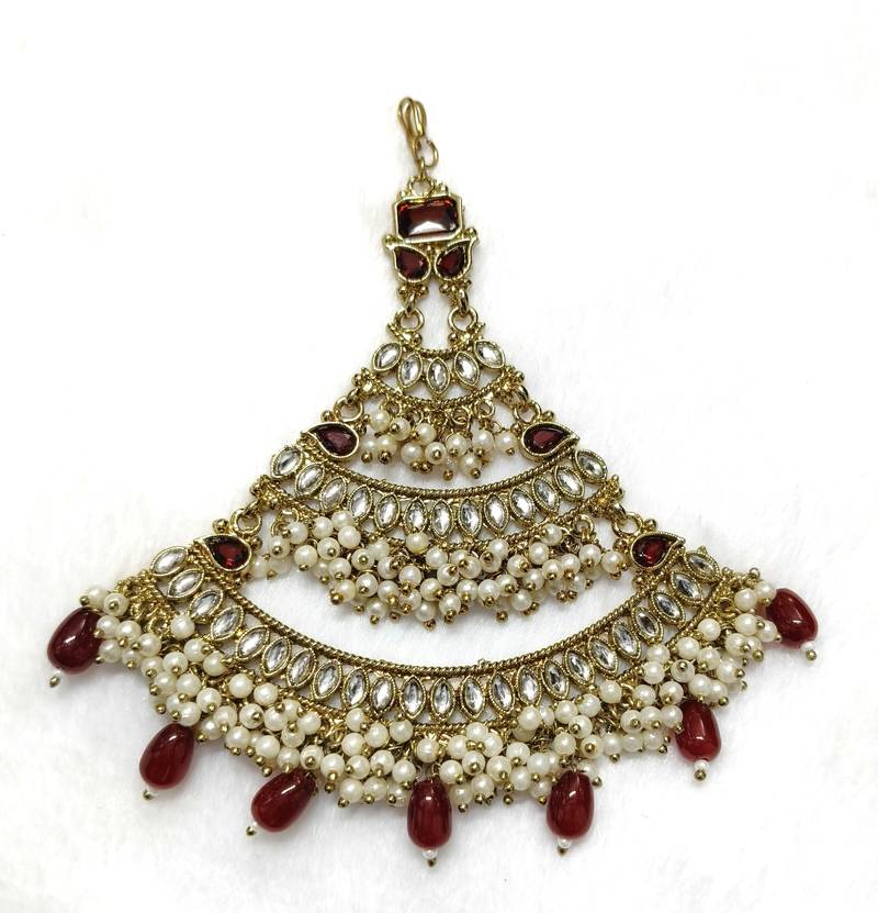 maroon maang-tikka kundan