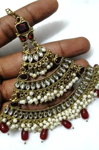 maroon maang-tikka kundan