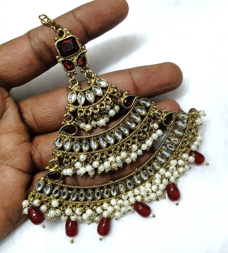 maroon maang-tikka kundan