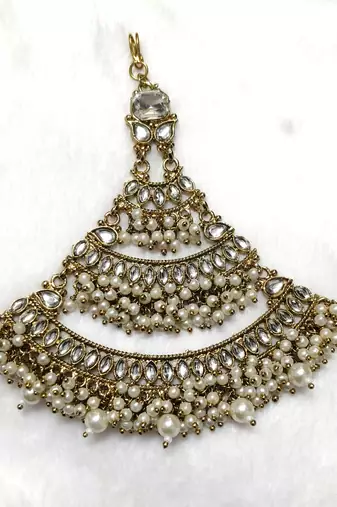 white maang-tikka kundan