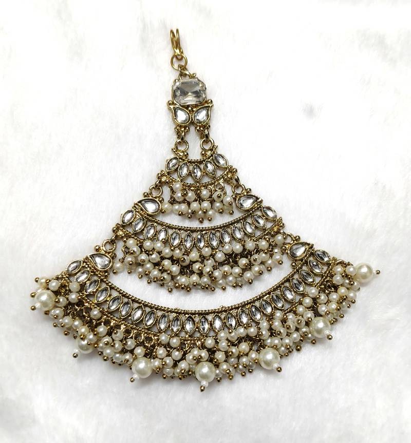 white maang-tikka kundan