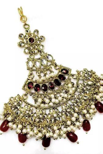 maroon maang-tikka kundan