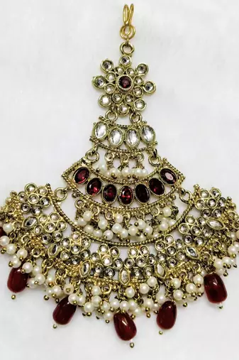 maroon maang-tikka kundan