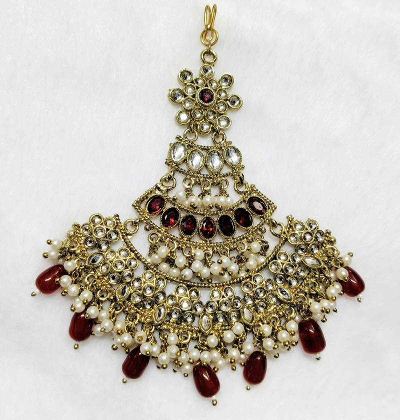 maroon maang-tikka kundan