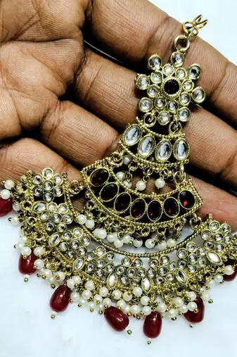 maroon maang-tikka kundan
